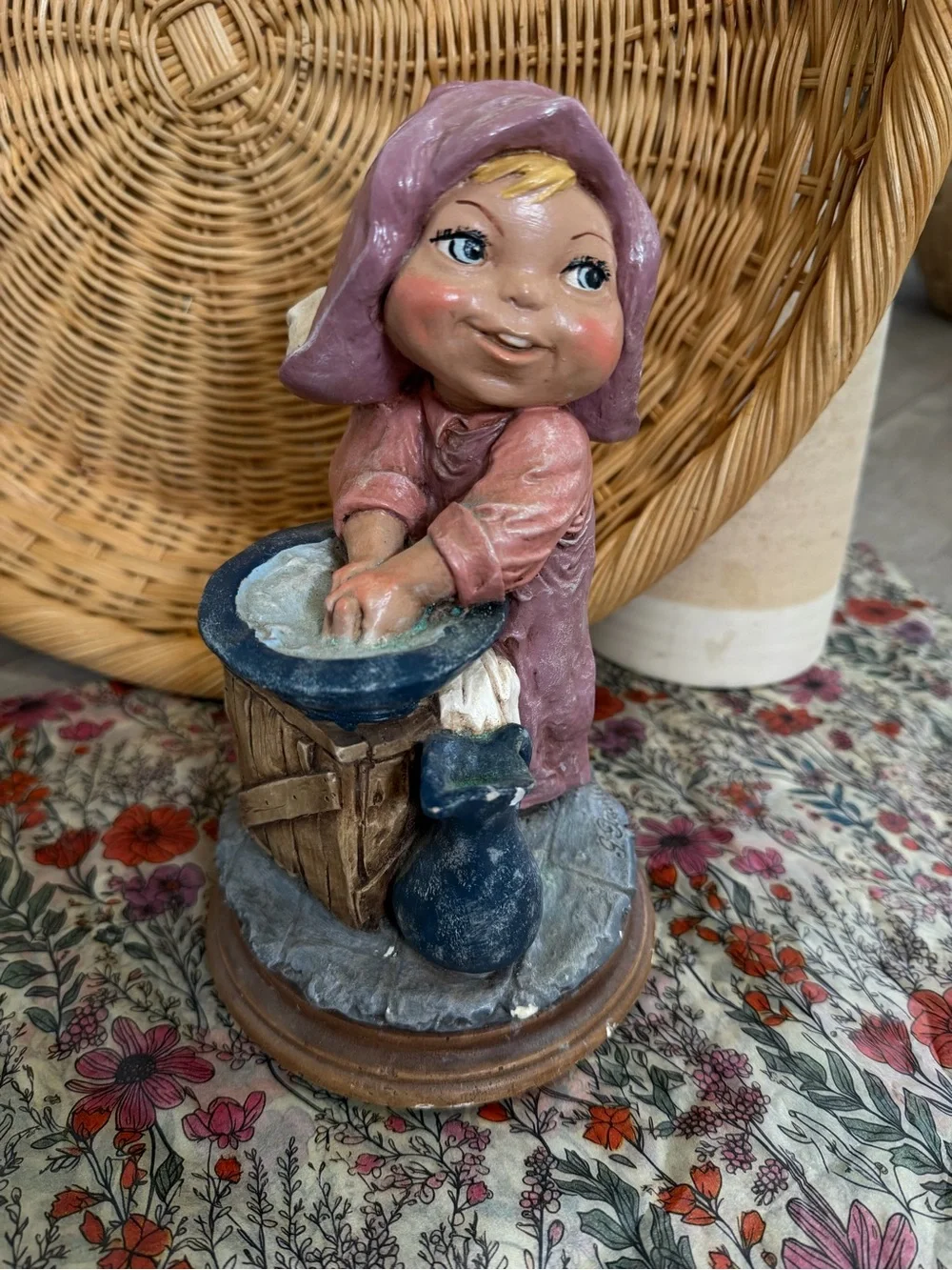 Vintage Giuseppe Armani Figurine Girl Washing Hands COLORFUL Signed Rare